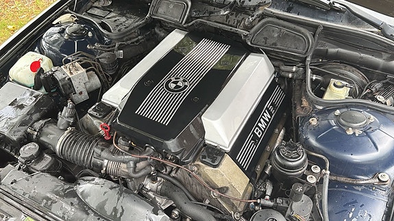 BMW 740i 4 of 6