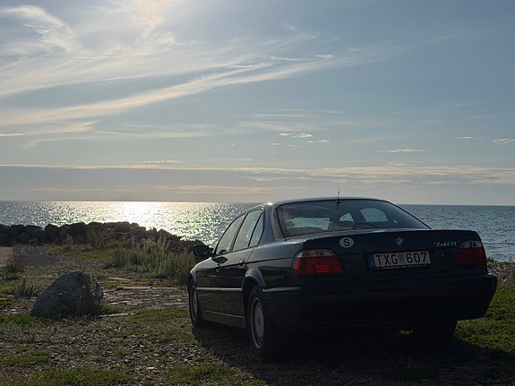 BMW 740i 3 of 6