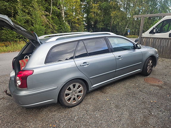 Toyota Avensis 2 of 5