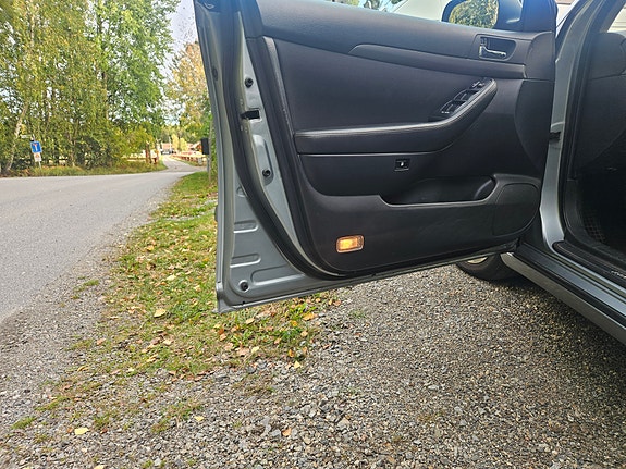 Toyota Avensis 4 of 5