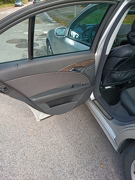 Mercedes-Benz E240 11 of 17