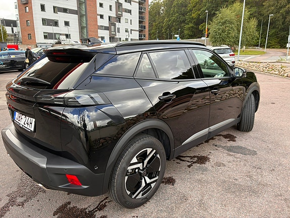 Peugeot 2008 2 of 8