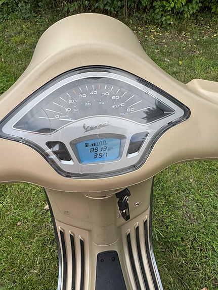 Piaggio Vespa Primavera 2 of 6