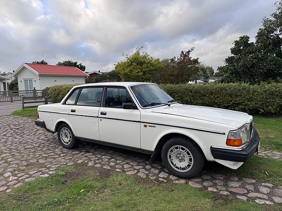 Volvo 240 4 of 13