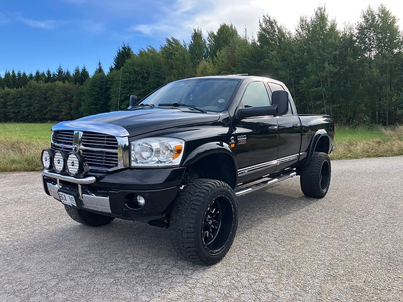 Dodge RAM 2500 2 of 8