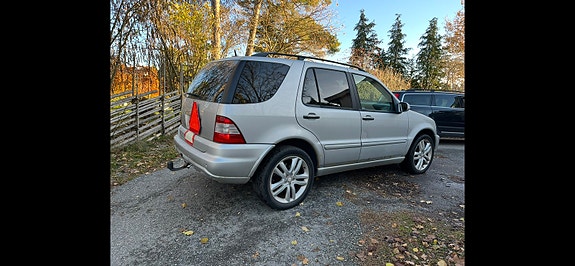 Mercedes-Benz ML400 2 of 3