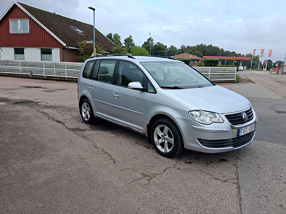 Volkswagen Touran 2 of 5