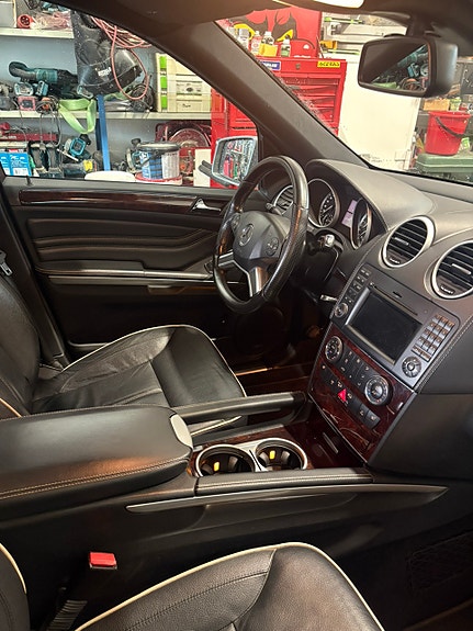Mercedes-Benz ML300 8 of 10