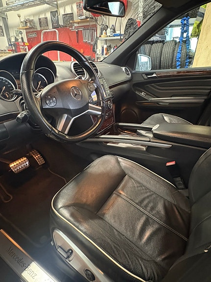 Mercedes-Benz ML300 4 of 10