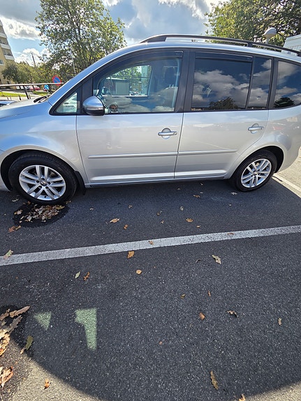 Volkswagen Touran 4 of 8