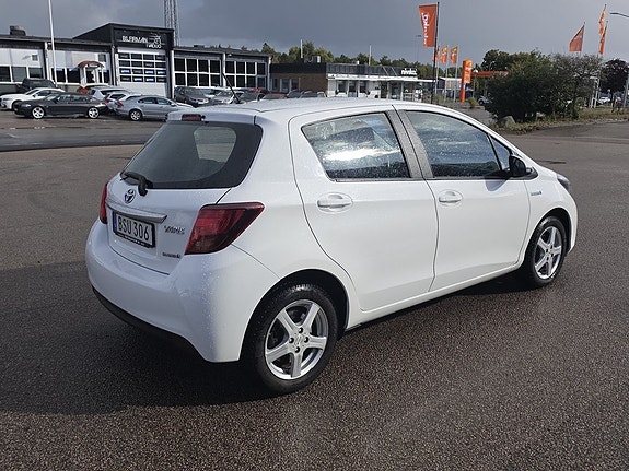 Toyota Yaris 13 of 18