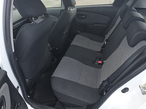 Toyota Yaris 10 of 18