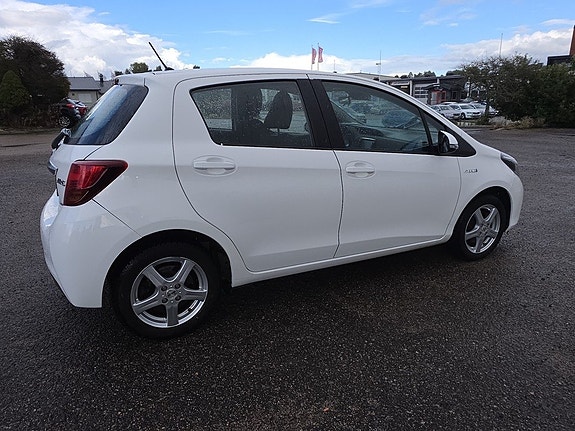 Toyota Yaris 4 of 18