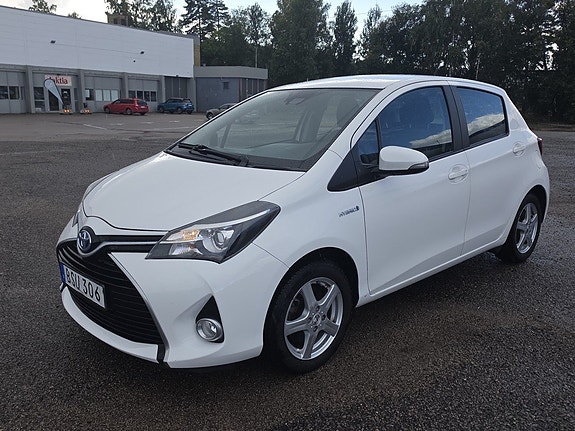 Toyota Yaris 2 of 18