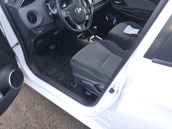Toyota Yaris 6 of 18
