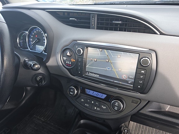 Toyota Yaris 8 of 18