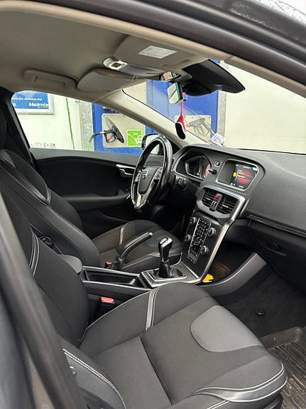 Volvo V40 3 of 5