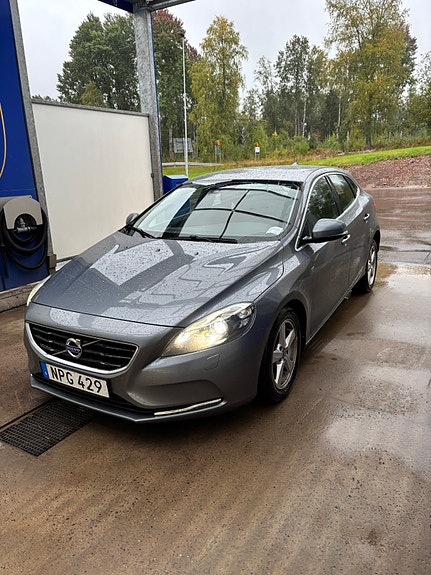 Volvo V40 2 of 5
