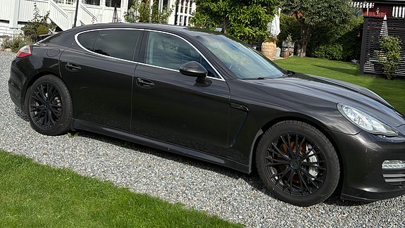 Porsche Panamera 4S 2 of 7