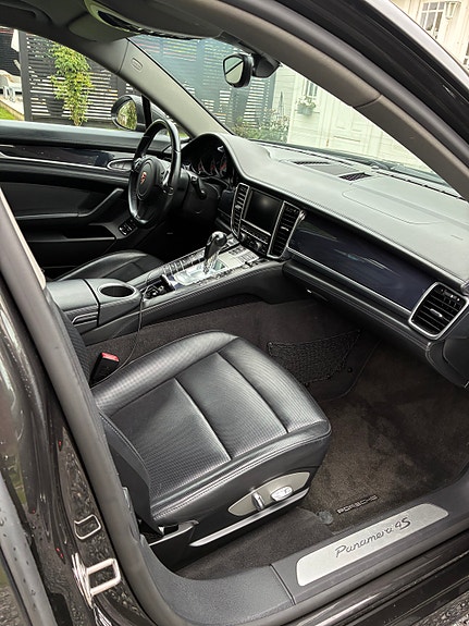 Porsche Panamera 4S 6 of 7