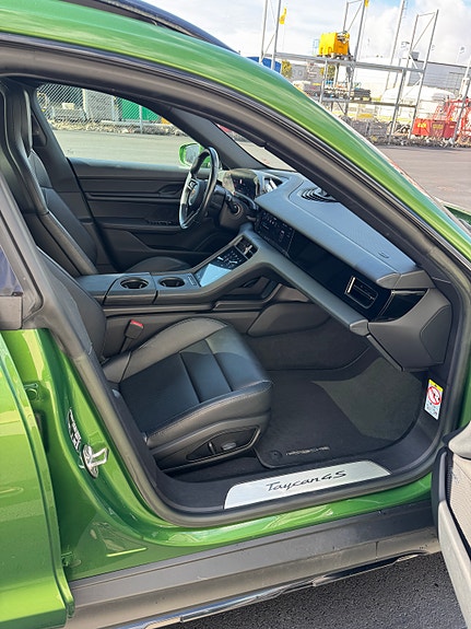 Porsche Taycan 4S 6 of 9