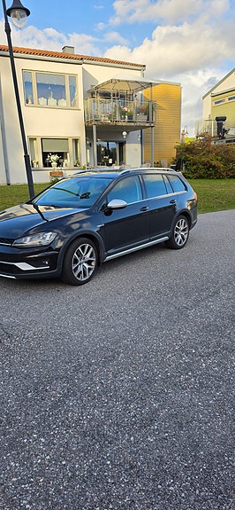 Volkswagen Golf Alltrack 2 of 6