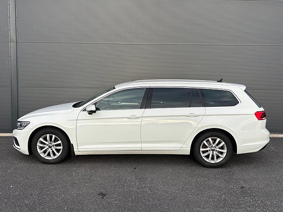 Volkswagen Passat 2 of 25