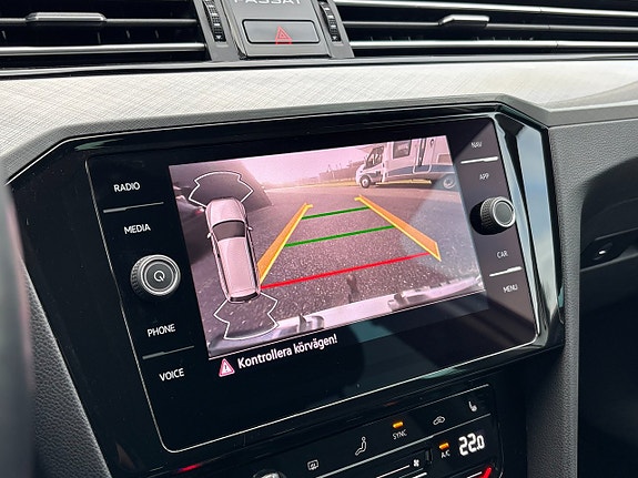 Volkswagen Passat 13 of 25