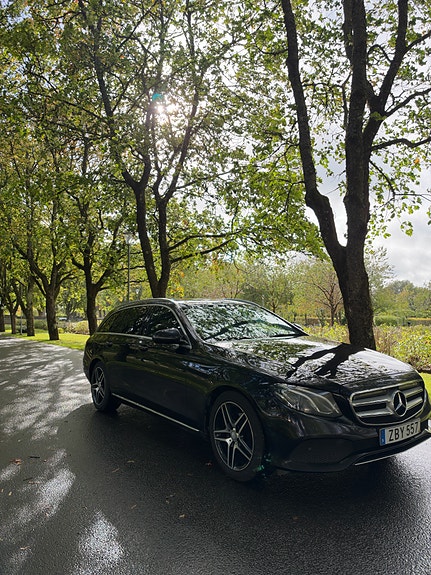 Mercedes-Benz E220 2 of 9