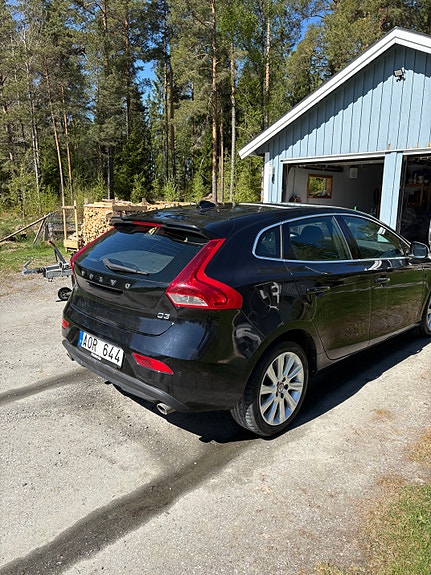 Volvo V40 2 of 6