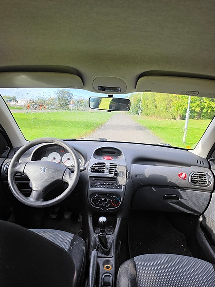 Peugeot 206 SW 9 of 12