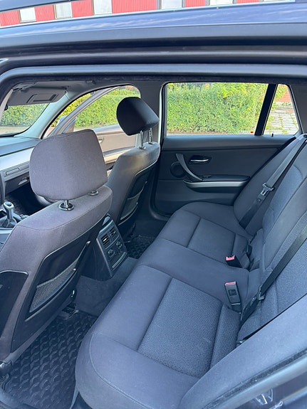 BMW 318d 4 of 5