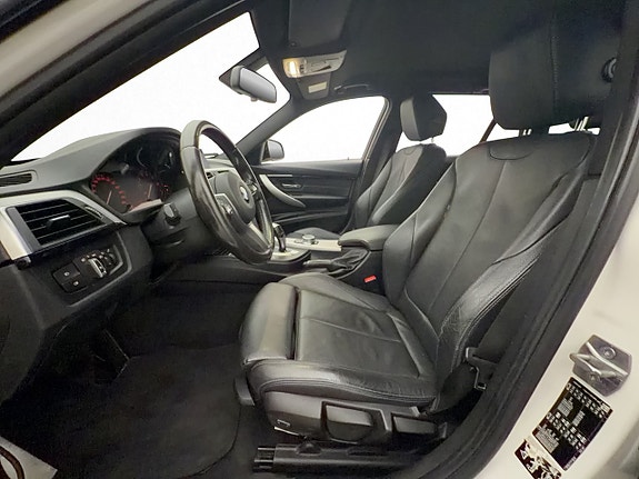 BMW 320i 9 of 26