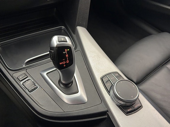 BMW 320i 21 of 26