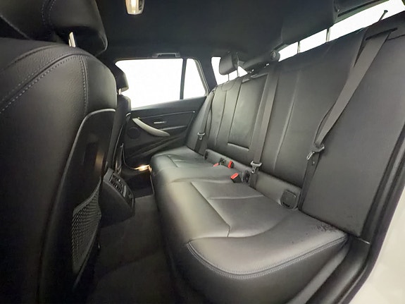BMW 320i 12 of 26
