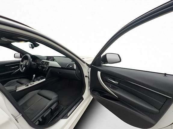 BMW 320i 11 of 26