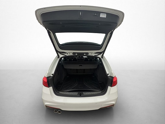 BMW 320i 26 of 26