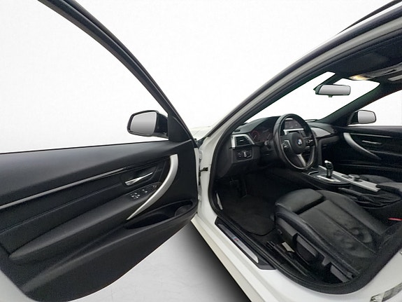 BMW 320i 8 of 26