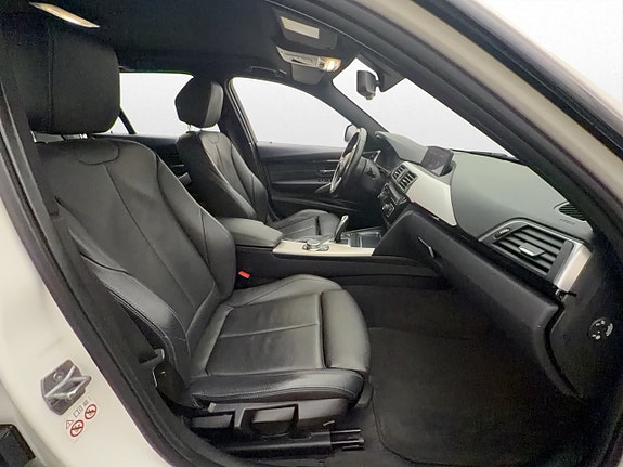 BMW 320i 10 of 26