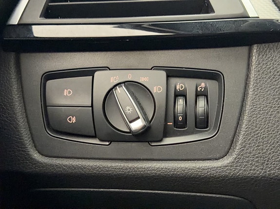 BMW 320i 24 of 26