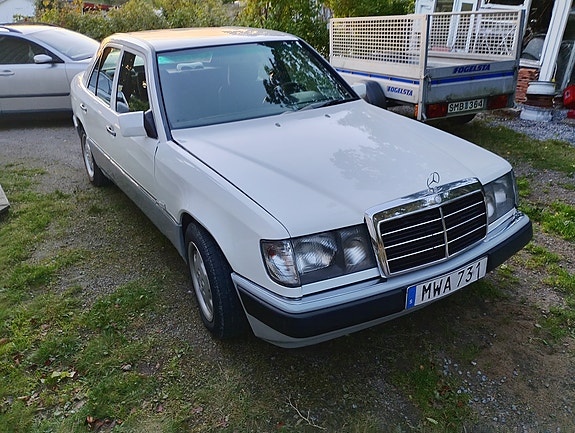 Mercedes-Benz 200 D 2 of 8