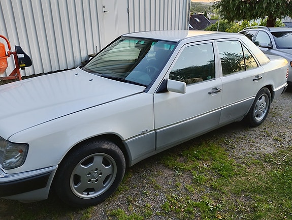 Mercedes-Benz 200 D 4 of 8