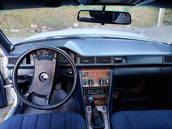 Mercedes-Benz 200 D 7 of 8