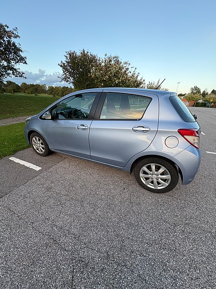 Toyota Yaris 2 of 4
