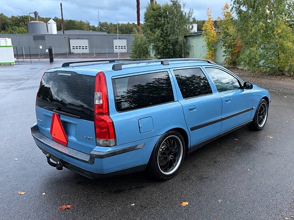 Volvo V70 3 of 4