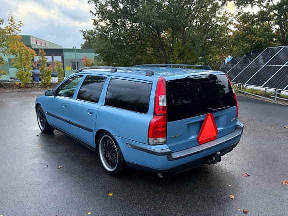 Volvo V70 2 of 4