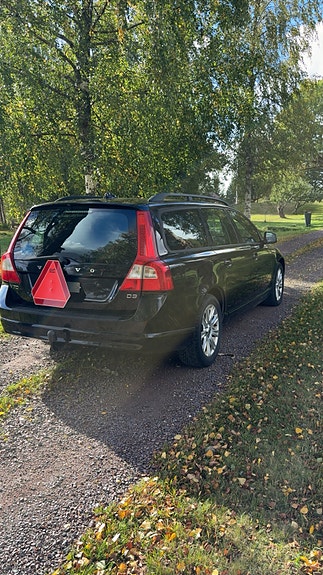 Volvo V70 2 of 6