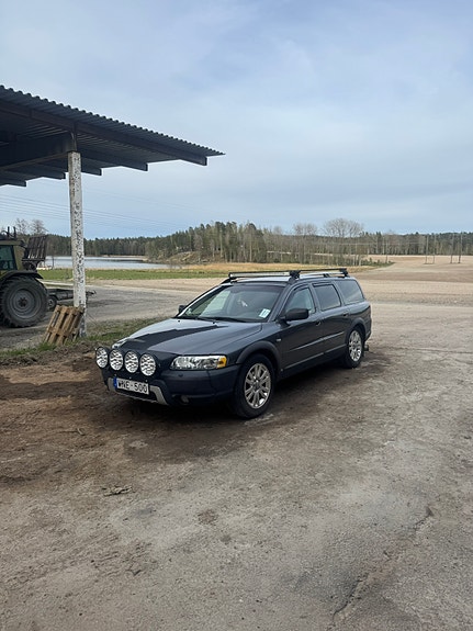 Volvo XC70 2 of 5