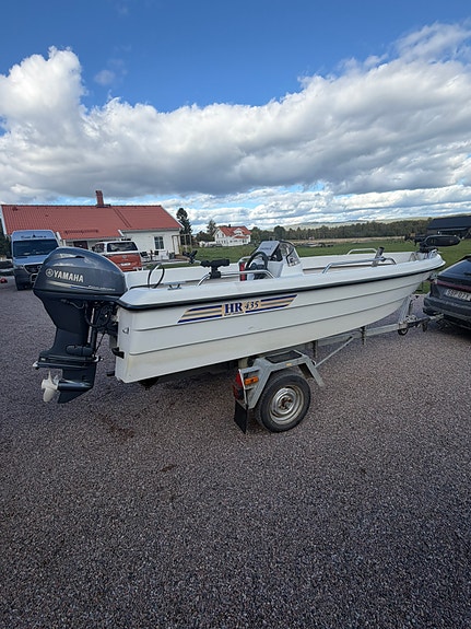 HR 435 + Yamaha F40 2015 (245h) + Trailer – Fint skick 2 of 6