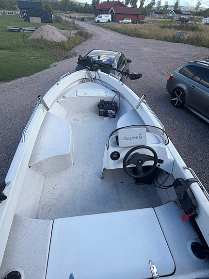 HR 435 + Yamaha F40 2015 (245h) + Trailer – Fint skick 5 of 6